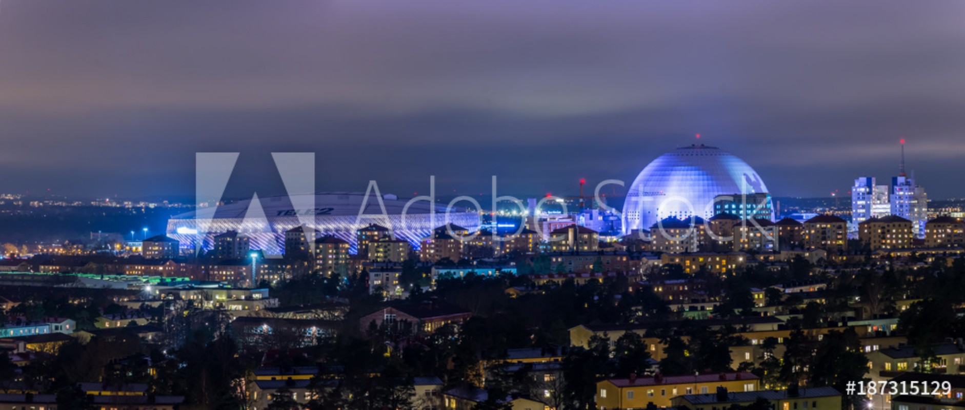 Afbeeldingen van Globen och Tele2 Arena syns p bilden